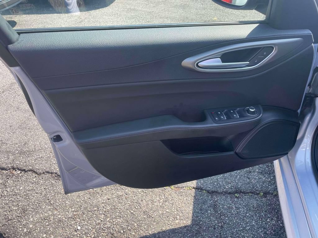 Used 2025 Alfa Romeo Giulia AWD image 16
