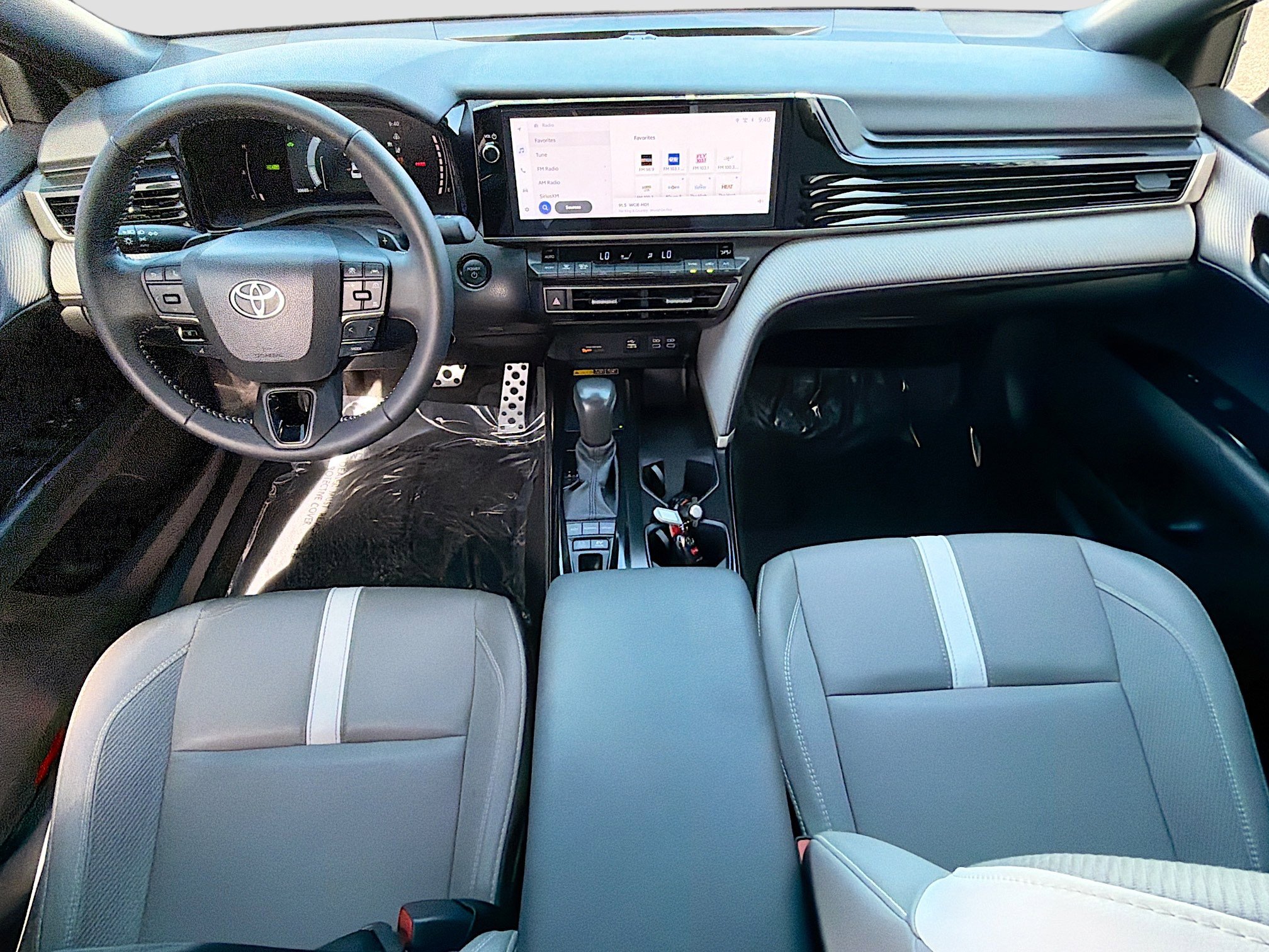 Used 2025 Toyota Camry SE w/ Multimedia Upgrade Package image 14