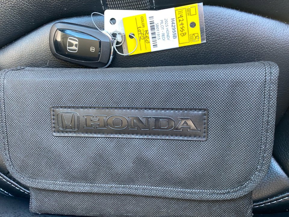 Certified 2025 Honda Pilot Touring image 38