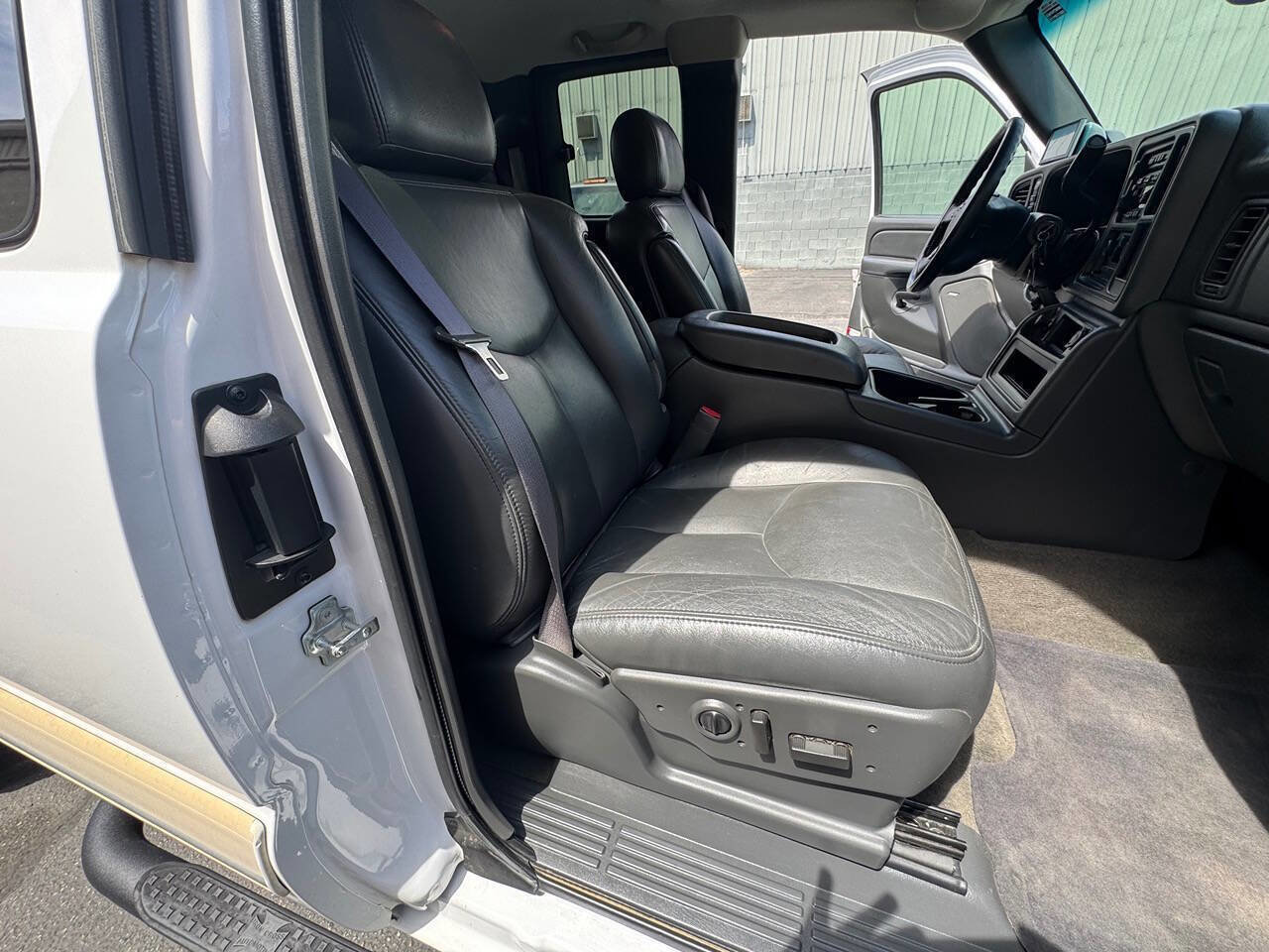 Used 2006 Chevrolet Silverado 2500 W/T w/ Skid Plate Package AWD/4WD image 44