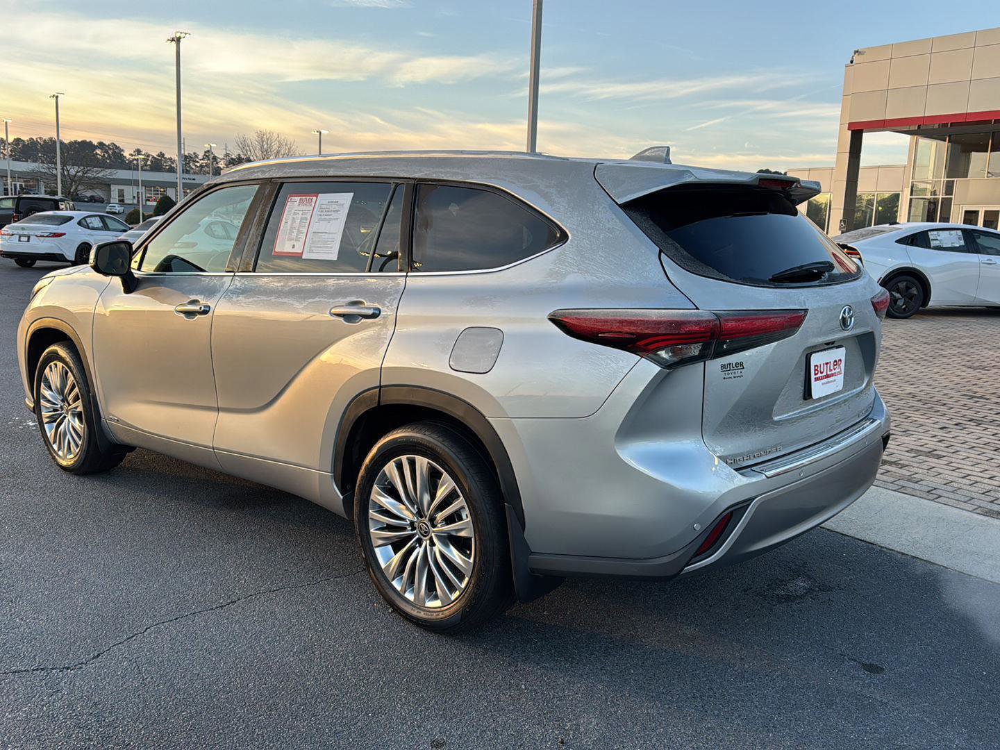 Used 2024 Toyota Highlander Platinum image 3