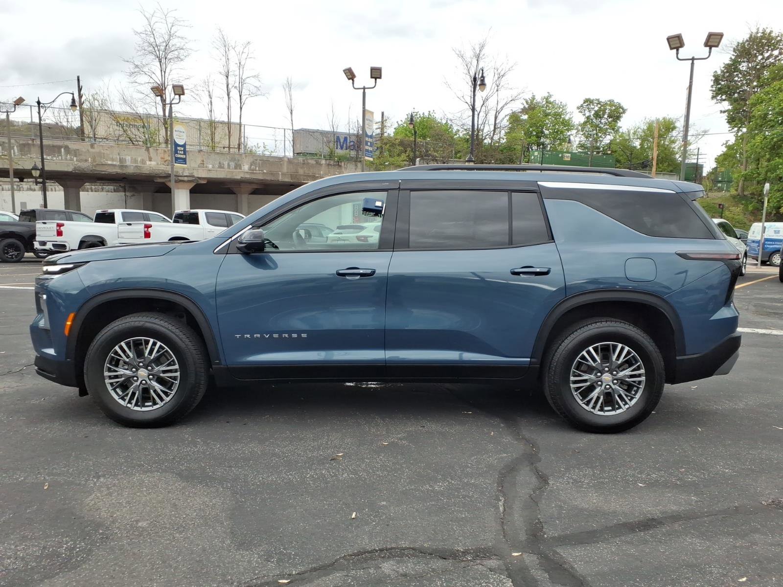 Used 2025 Chevrolet Traverse LT w/ Driver Confidence Package AWD/4WD image 6