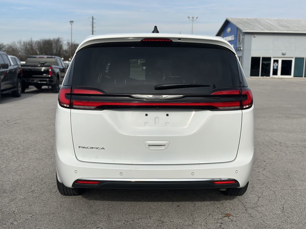 Used 2024 Chrysler Pacifica Touring-L FWD image 8