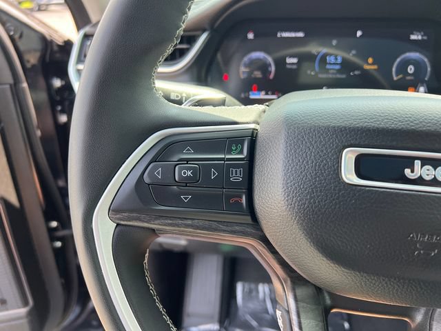 Used 2023 Jeep Grand Cherokee L Limited w/ Luxury Tech Group II AWD/4WD image 16