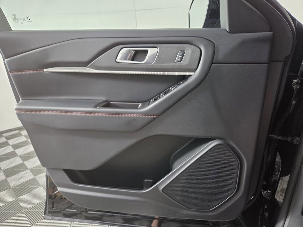 Used 2025 Ford Explorer ST-Line w/ ST-Line Street Pack AWD/4WD image 26