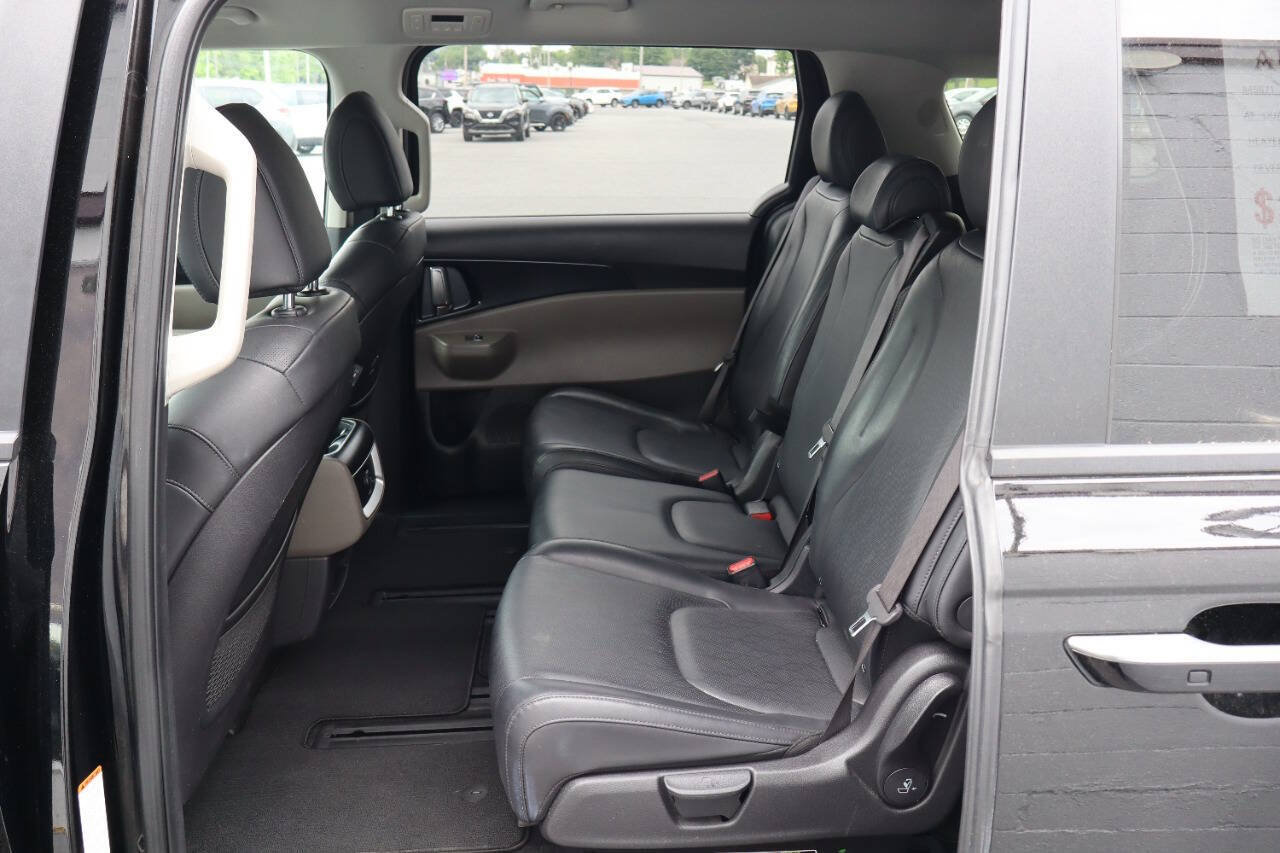 Used 2025 Kia Carnival FWD image 5
