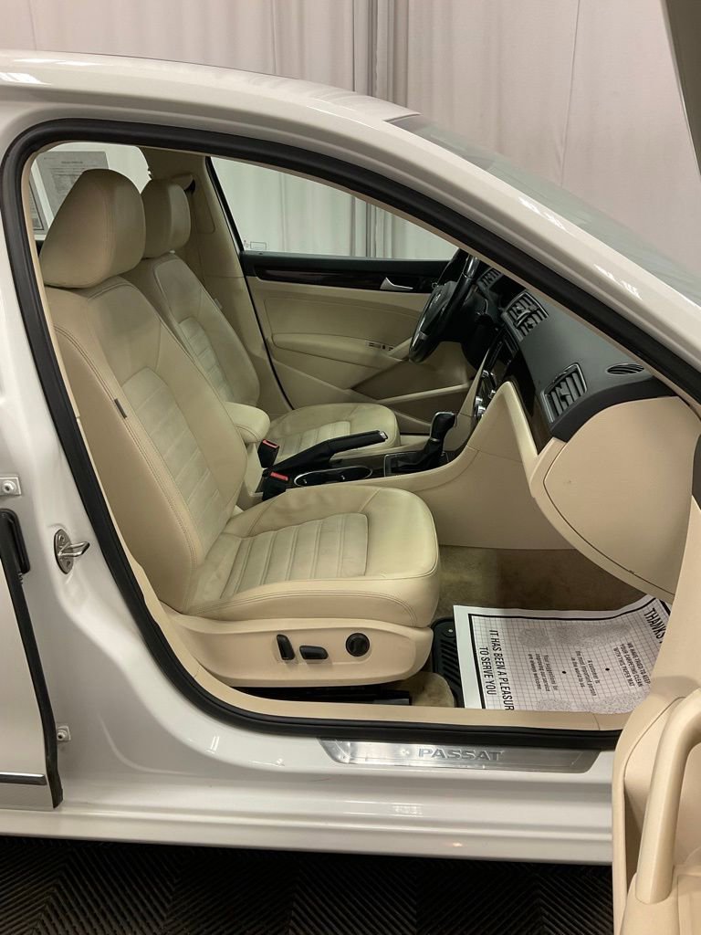Used 2015 Volkswagen Passat TDI SEL Premium image 32
