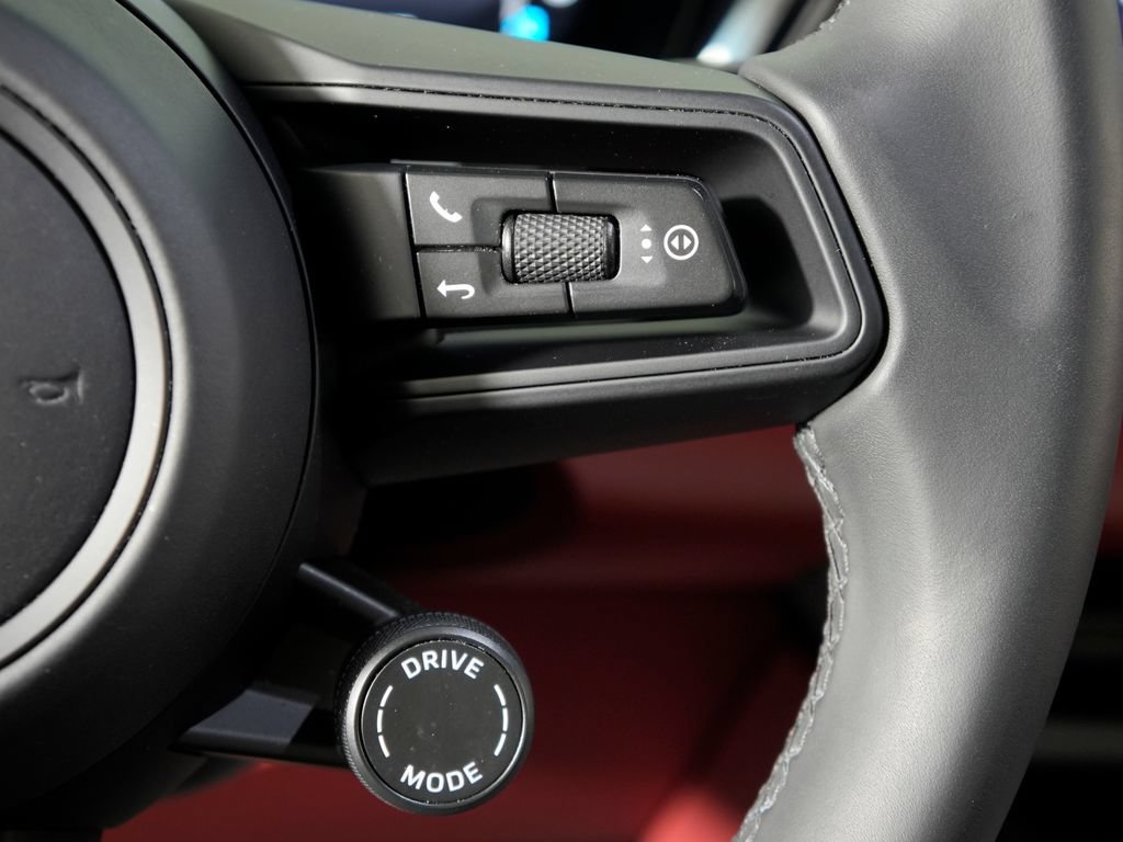Certified 2025 Porsche Macan 4S Electric AWD/4WD image 29