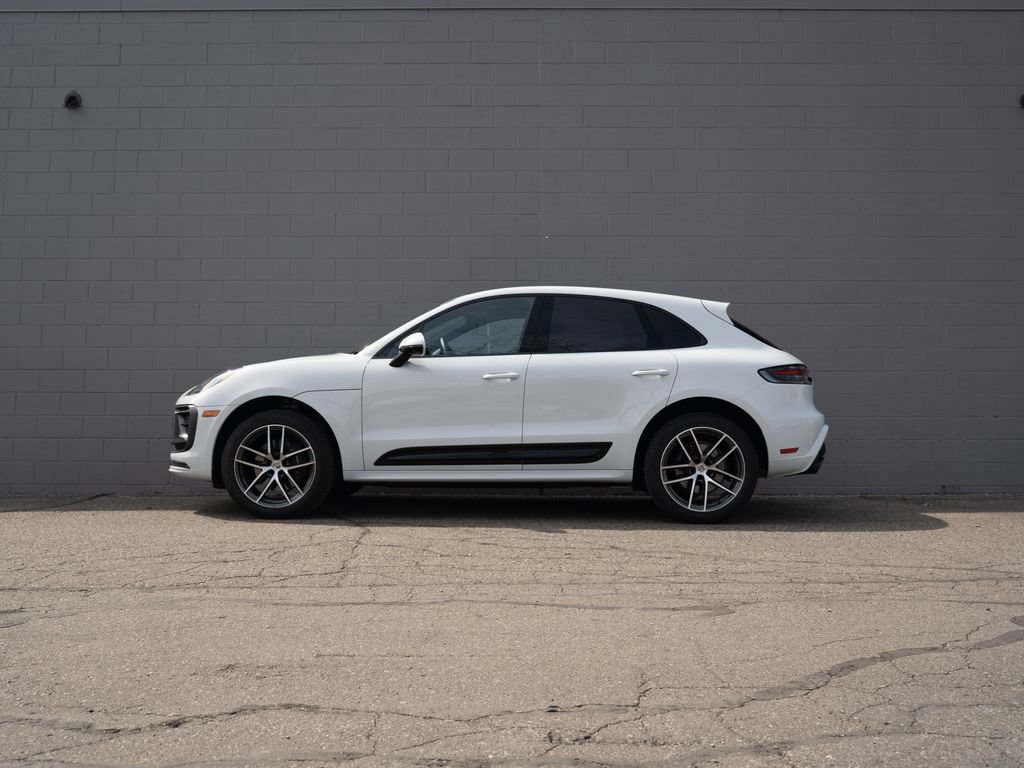 Certified 2025 Porsche Macan AWD/4WD image 2