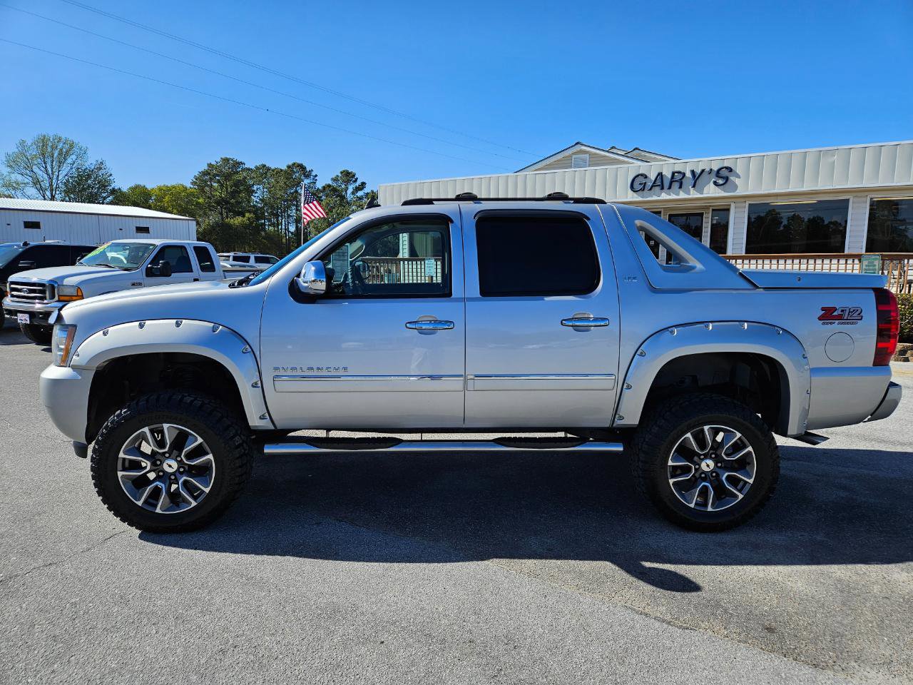 Used 2011 Chevrolet Avalanche LTZ image 3