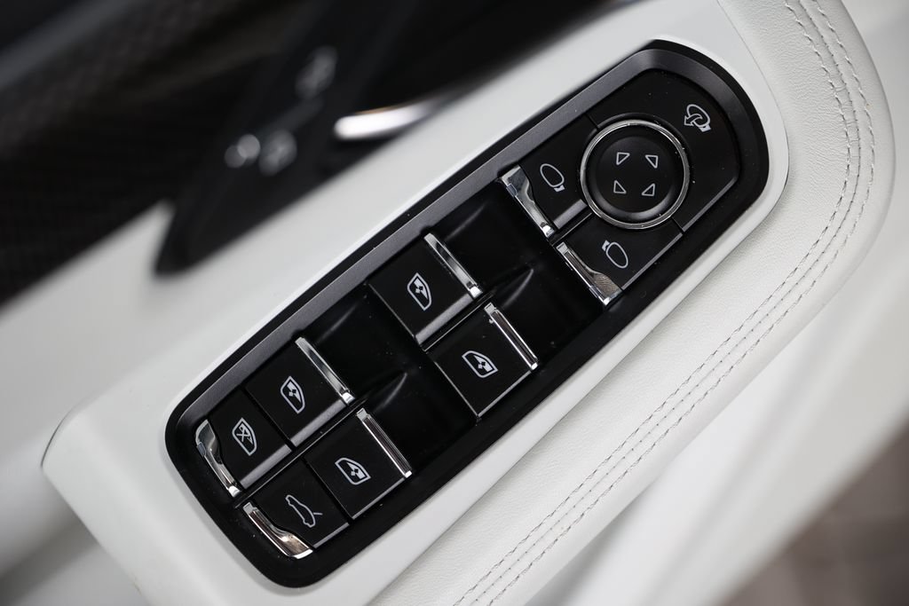 Certified 2025 Porsche Macan GTS AWD/4WD image 39