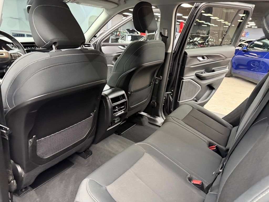 Used 2022 Jeep Grand Cherokee Laredo w/ Luxury Tech Group I RWD image 40