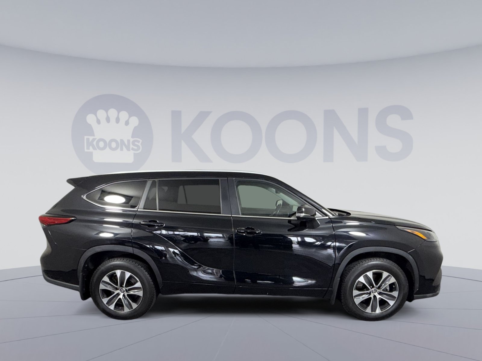 Used 2023 Toyota Highlander XLE AWD/4WD image 8
