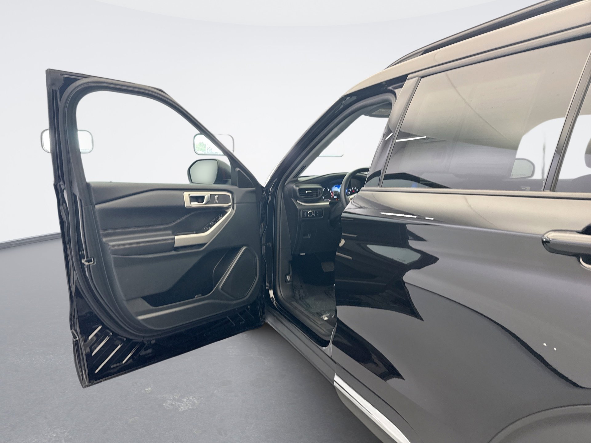 Used 2024 Ford Explorer XLT AWD/4WD image 9