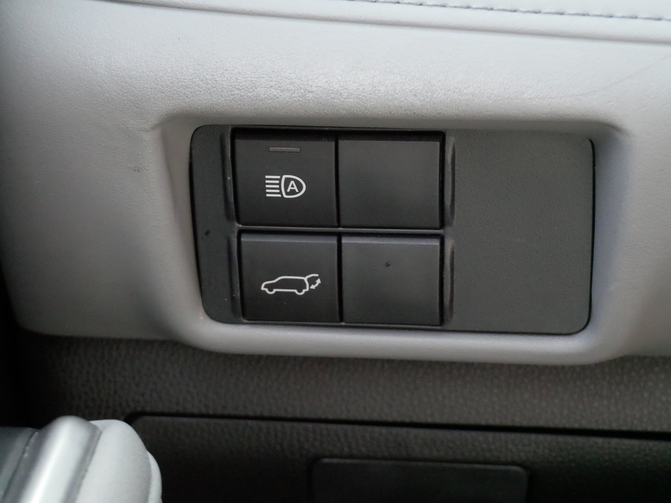 Certified 2021 Toyota Highlander XLE FWD image 28