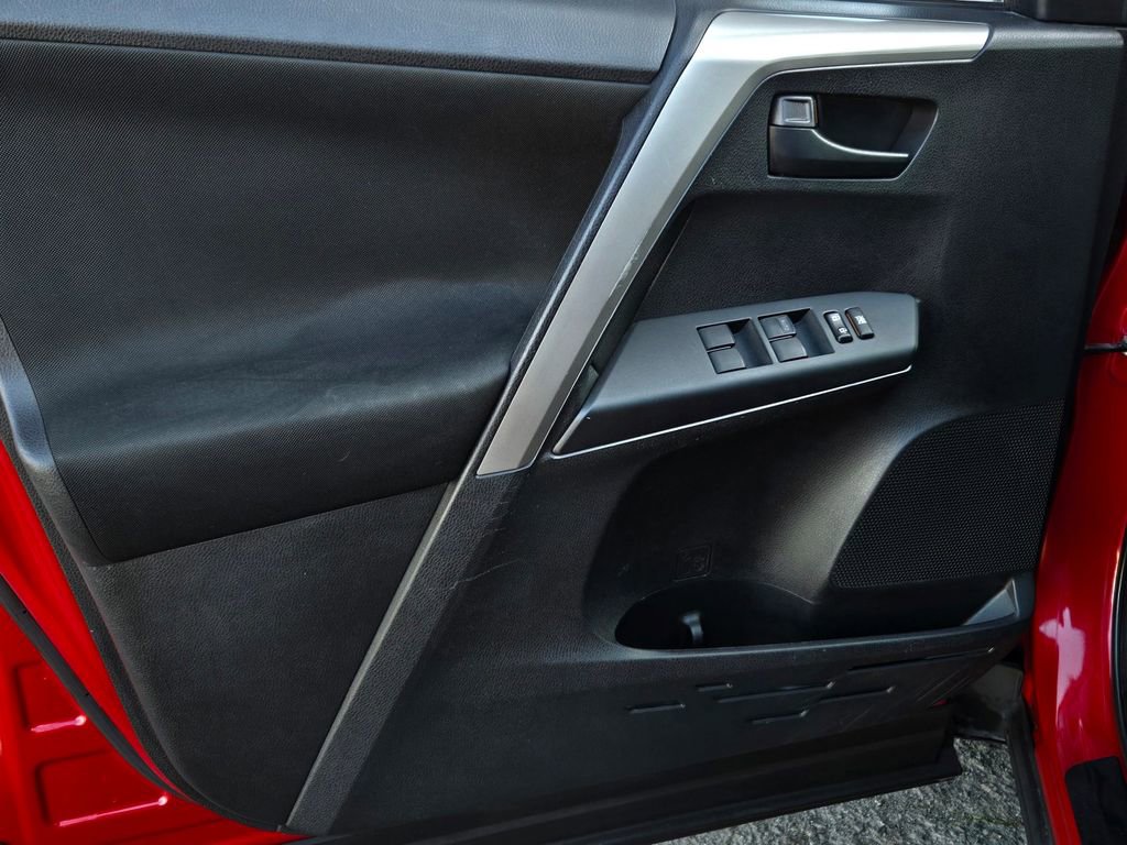 Used 2016 Toyota RAV4 LE image 10