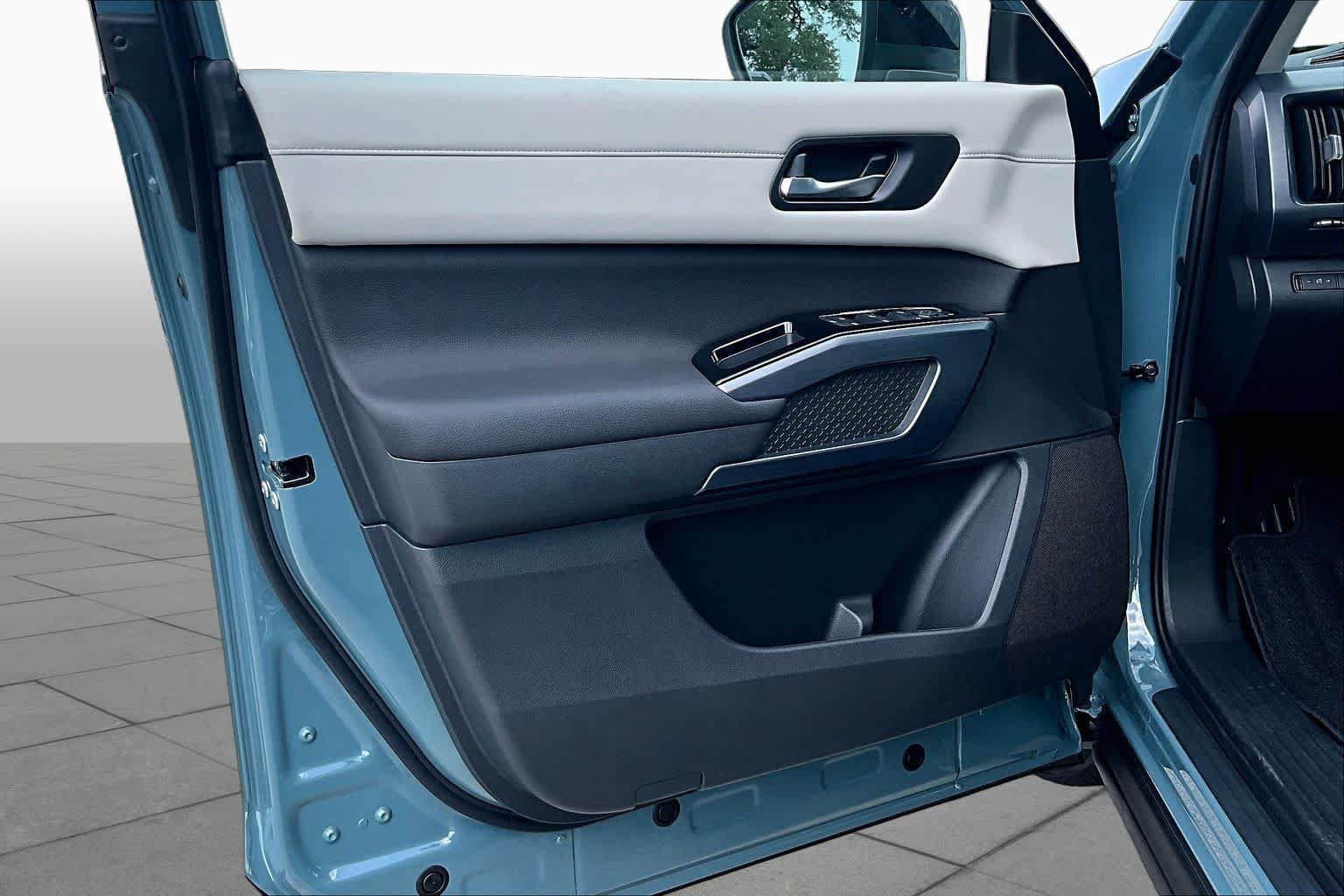 New 2026 Nissan Pathfinder SL FWD image 10