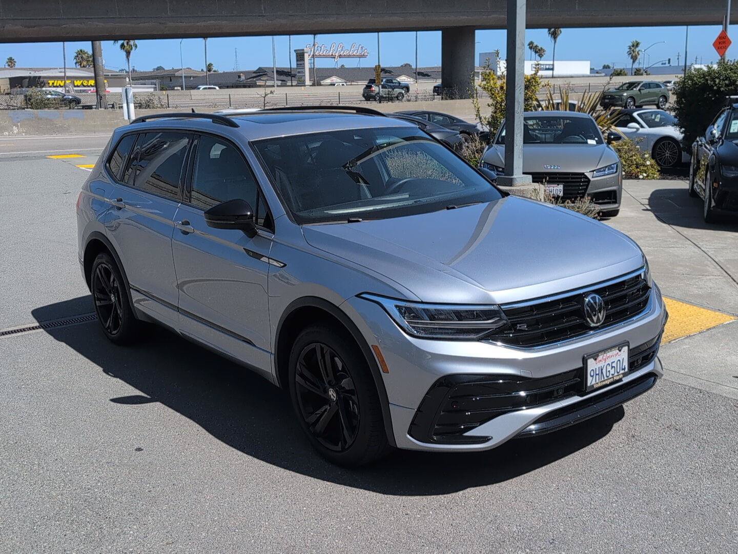 Used 2023 Volkswagen Tiguan SE R-Line AWD/4WD image 4