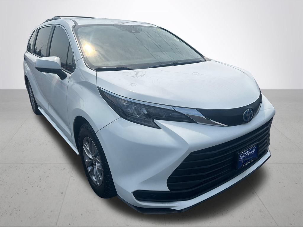 Used 2024 Toyota Sienna LE AWD/4WD image 5