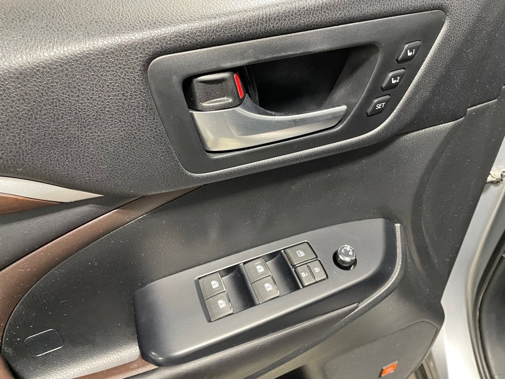 Used 2016 Toyota Highlander Limited Platinum image 11