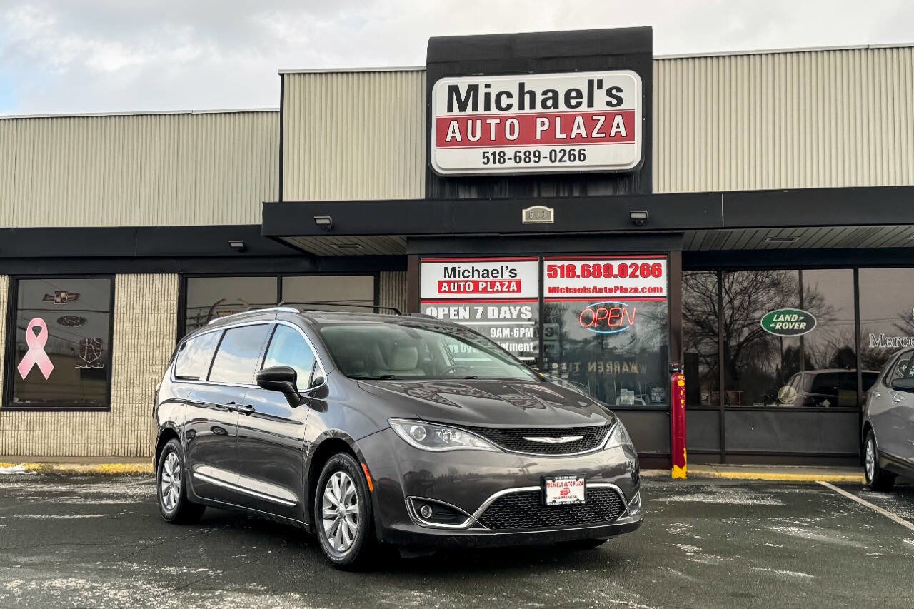 Used 2019 Chrysler Pacifica Touring-L image 2