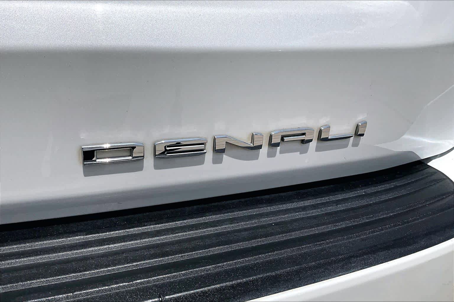 Used 2023 GMC Yukon Denali Ultimate AWD/4WD image 10