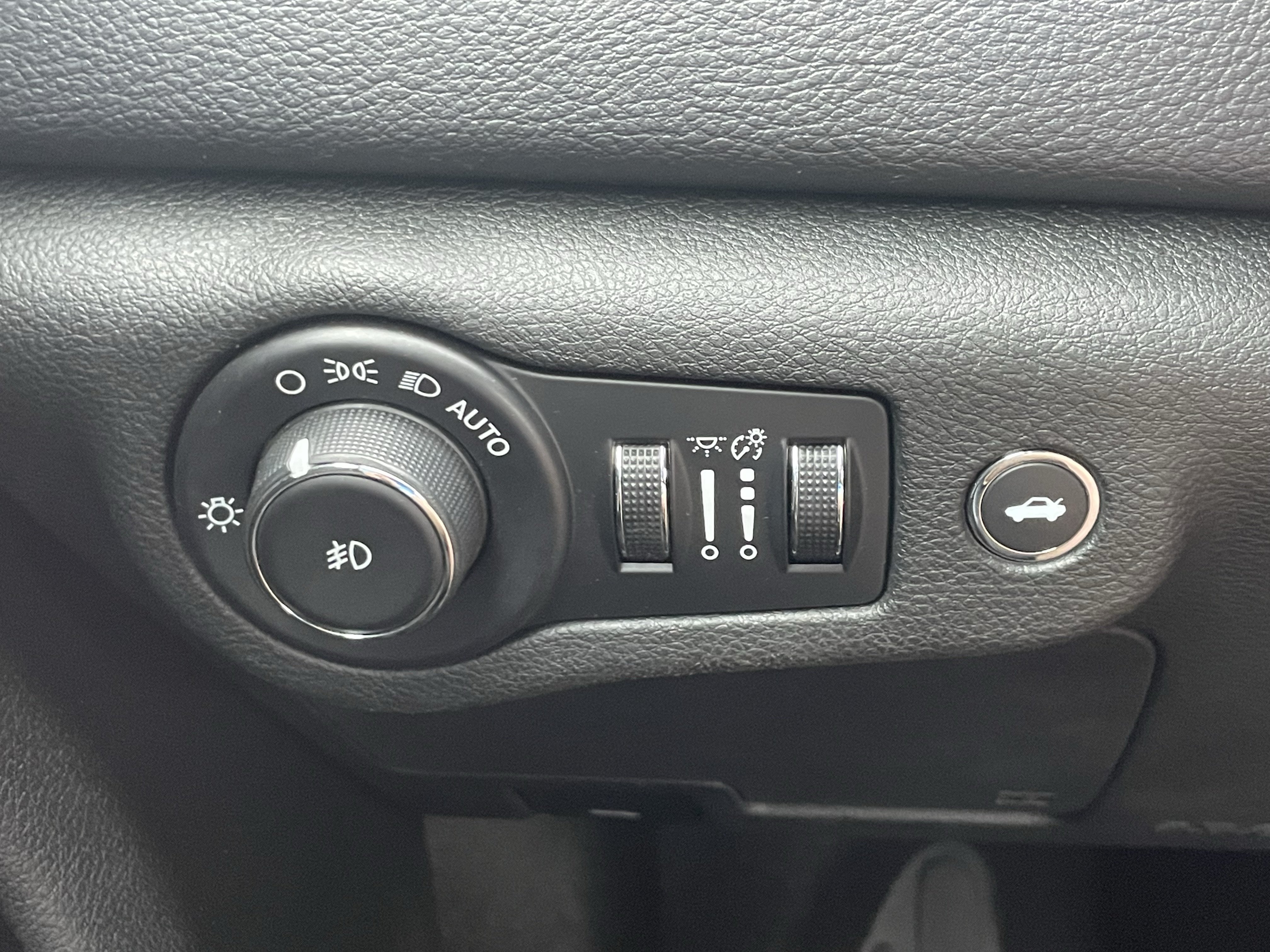 Used 2015 Chrysler 200 S w/ Navigation & Sound Group I FWD image 31