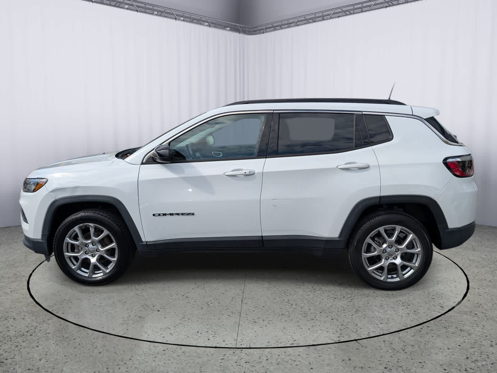 Used 2022 Jeep Compass Latitude w/ Sun and Sound Group AWD/4WD image 6