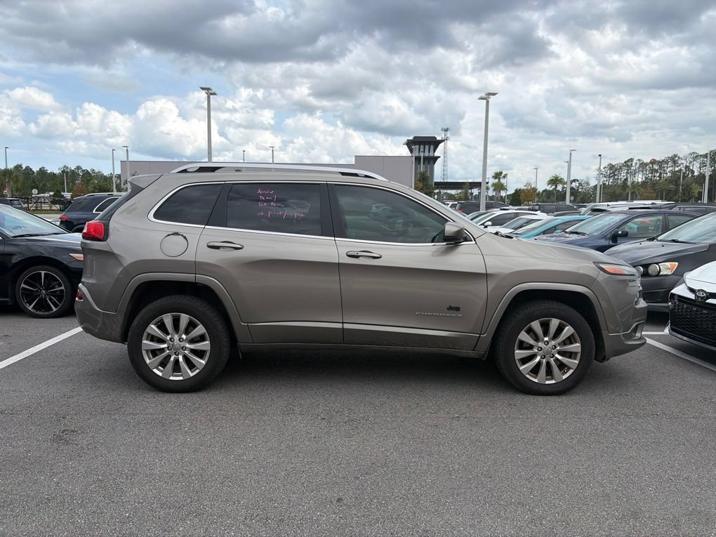 Used 2017 Jeep Cherokee Overland w/ Technology Group AWD/4WD image 2