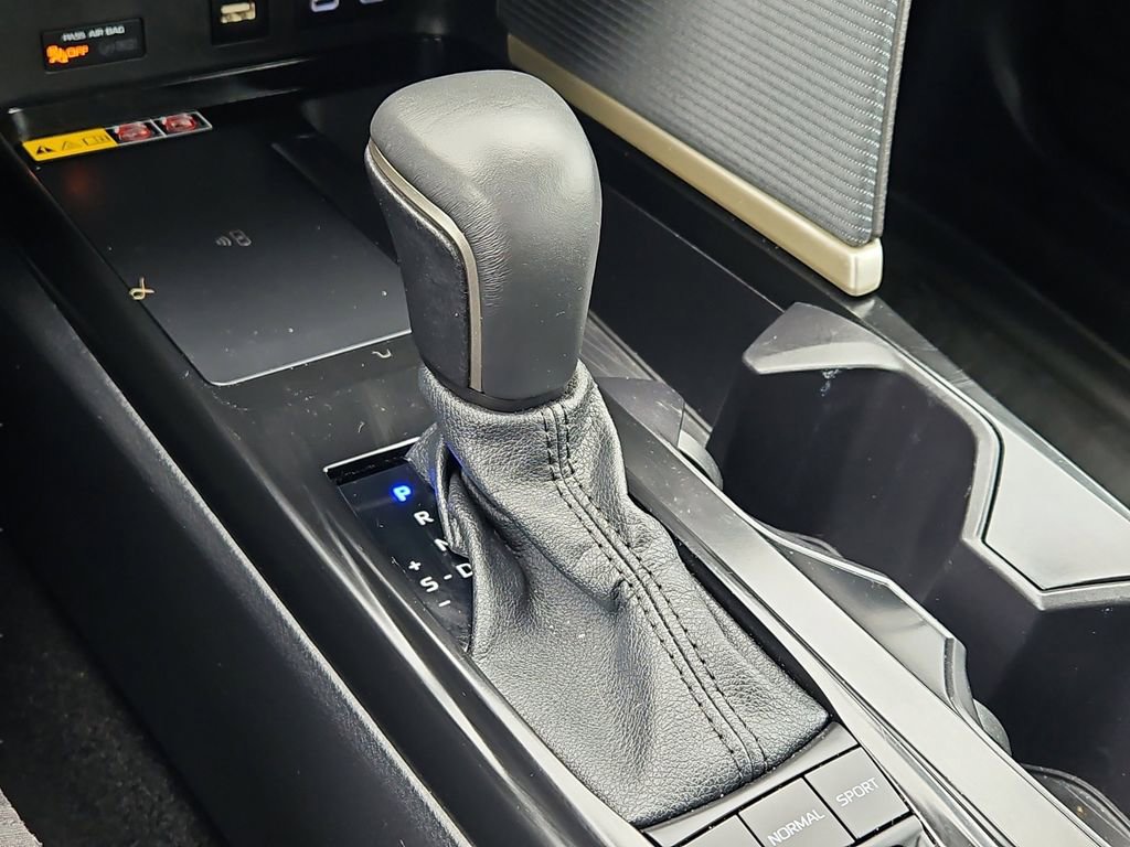 Used 2025 Toyota Camry SE w/ Convenience Package image 28