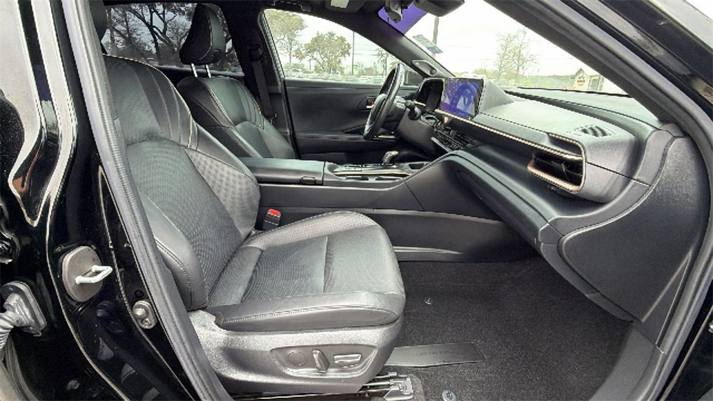 Used 2023 Toyota Crown Limited image 41