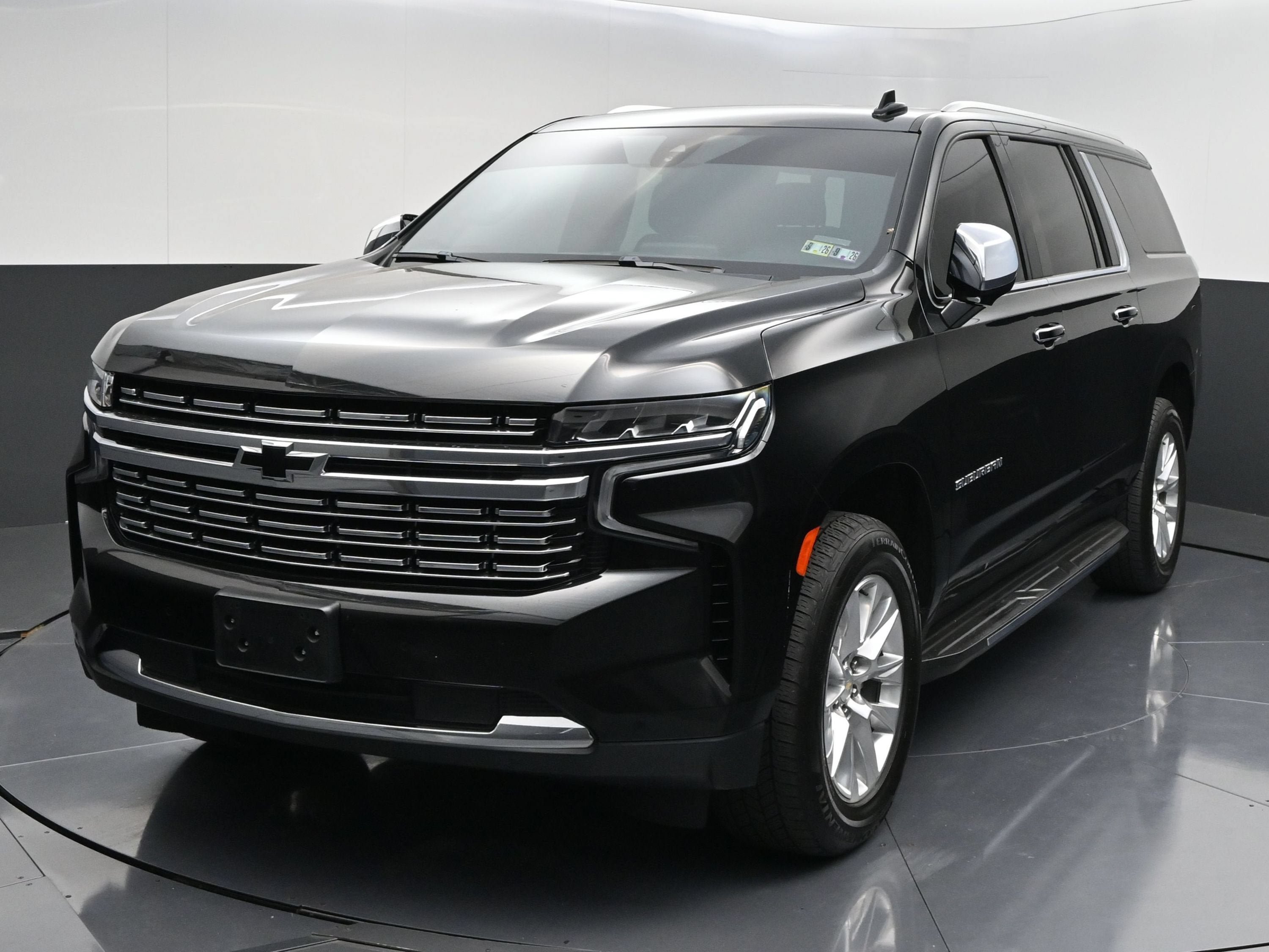 Used 2023 Chevrolet Suburban Premier AWD/4WD image 3