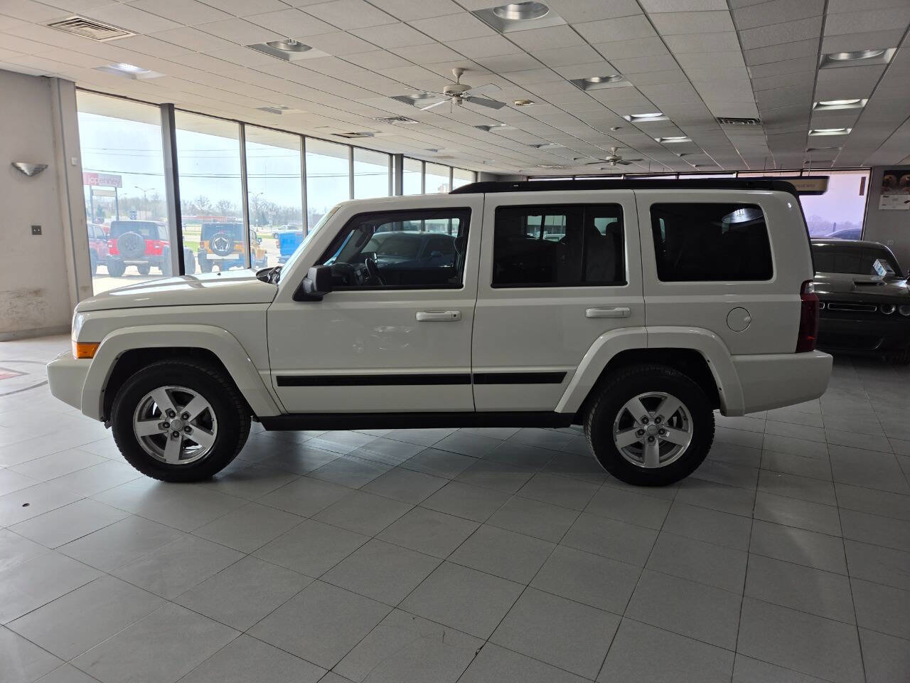 Used 2007 Jeep Commander Sport image 4