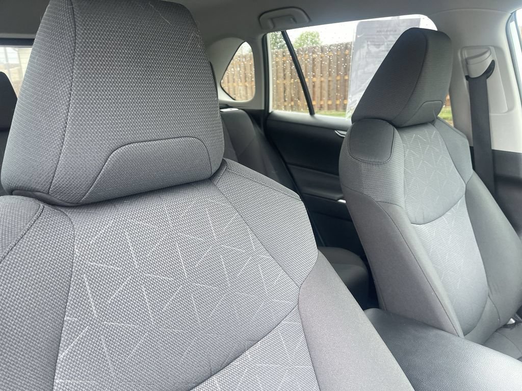 Used 2025 Toyota RAV4 XLE FWD image 38