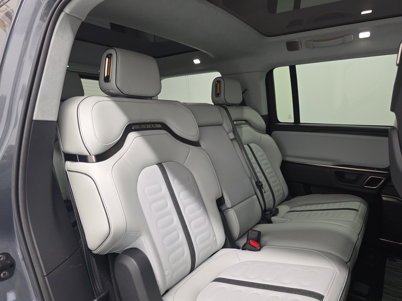 Used 2024 Rivian R1S Adventure AWD/4WD image 23