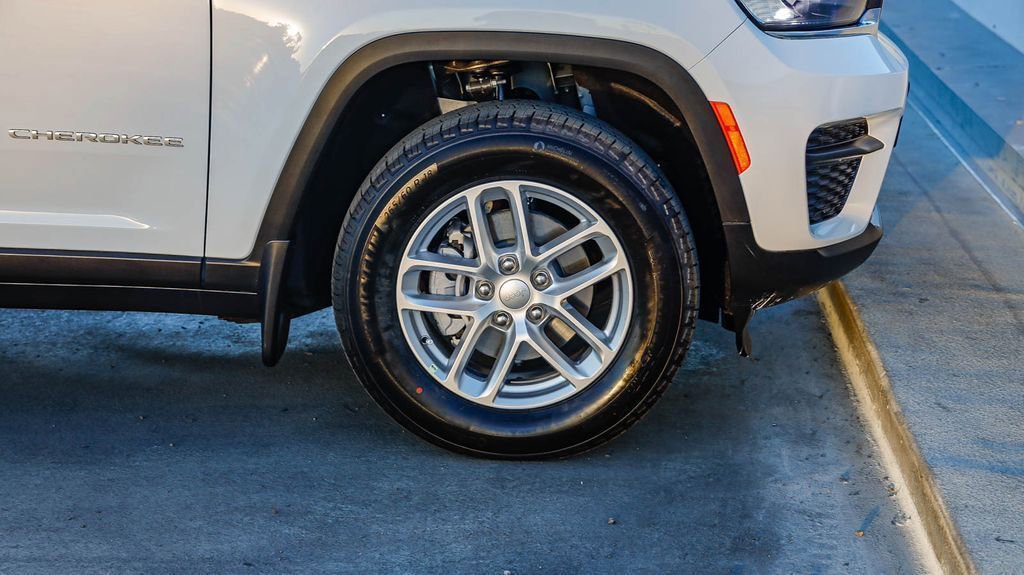 New 2025 Jeep Grand Cherokee Laredo X w/ Luxury Tech Group I image 11