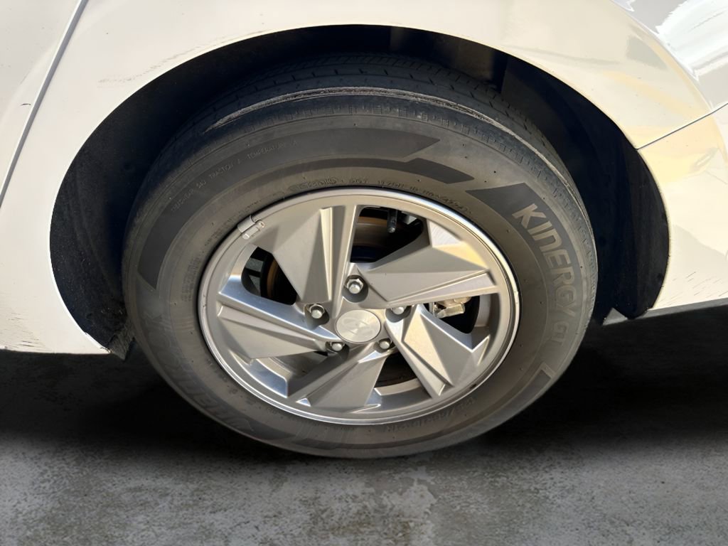 Used 2025 Hyundai Elantra SE FWD image 28