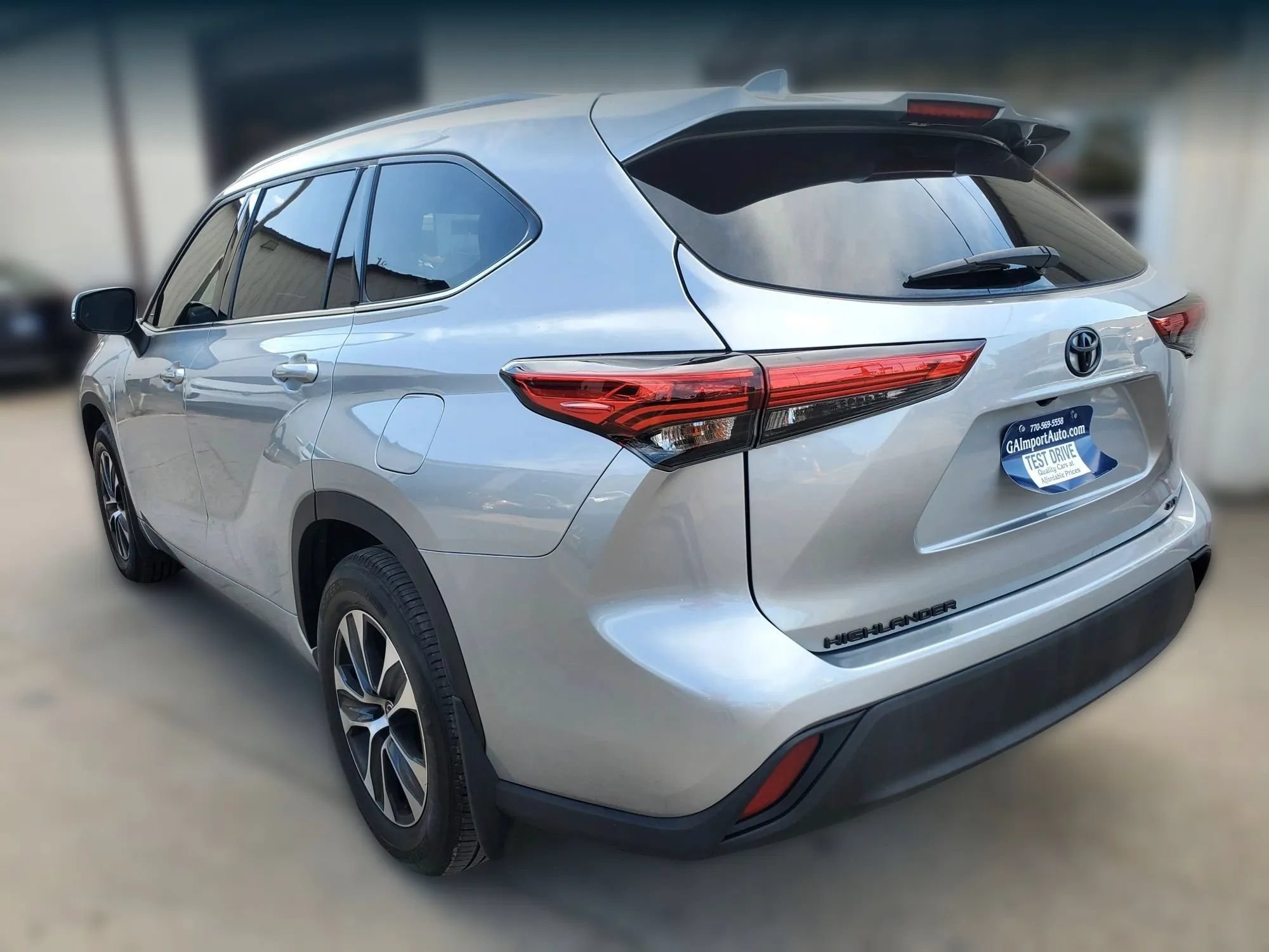 Used 2022 Toyota Highlander XLE FWD image 11