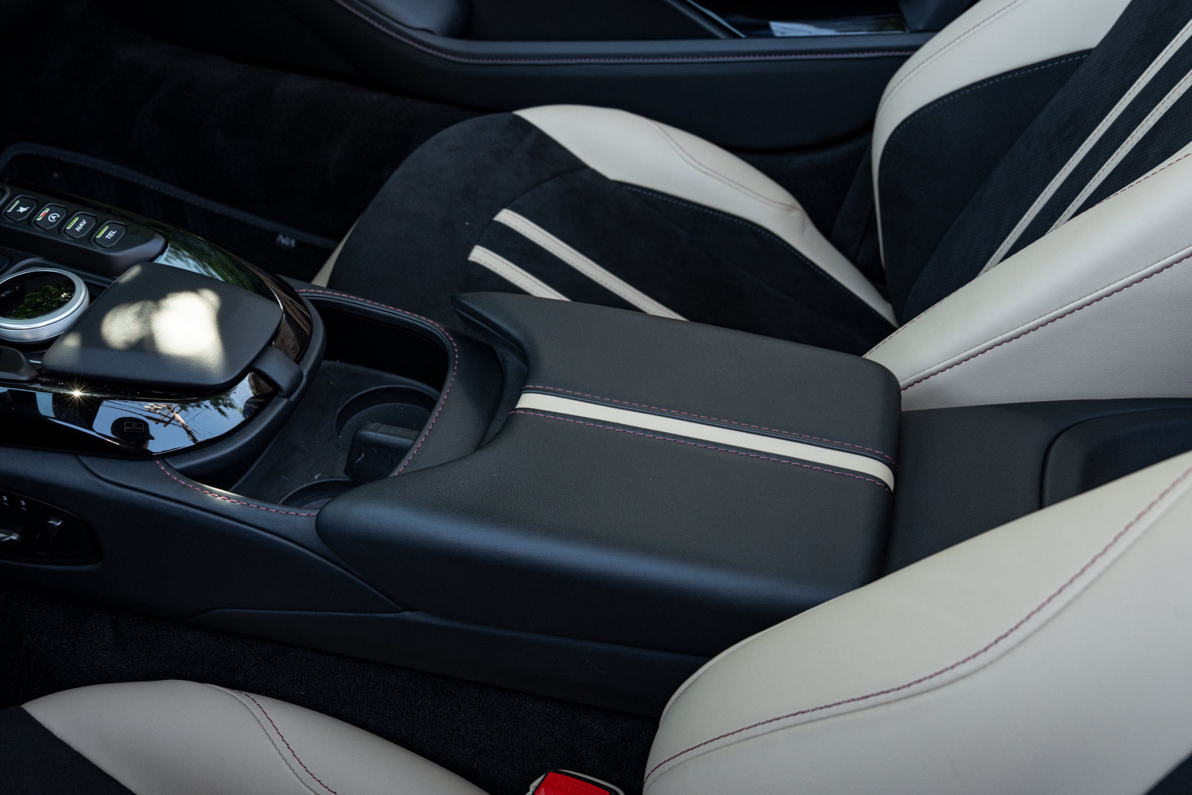 Used 2023 Aston Martin V8 Vantage Roadster RWD image 29