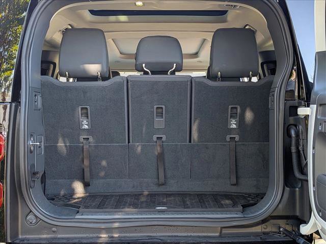 Used 2024 Land Rover Defender 130 X-Dynamic SE image 6