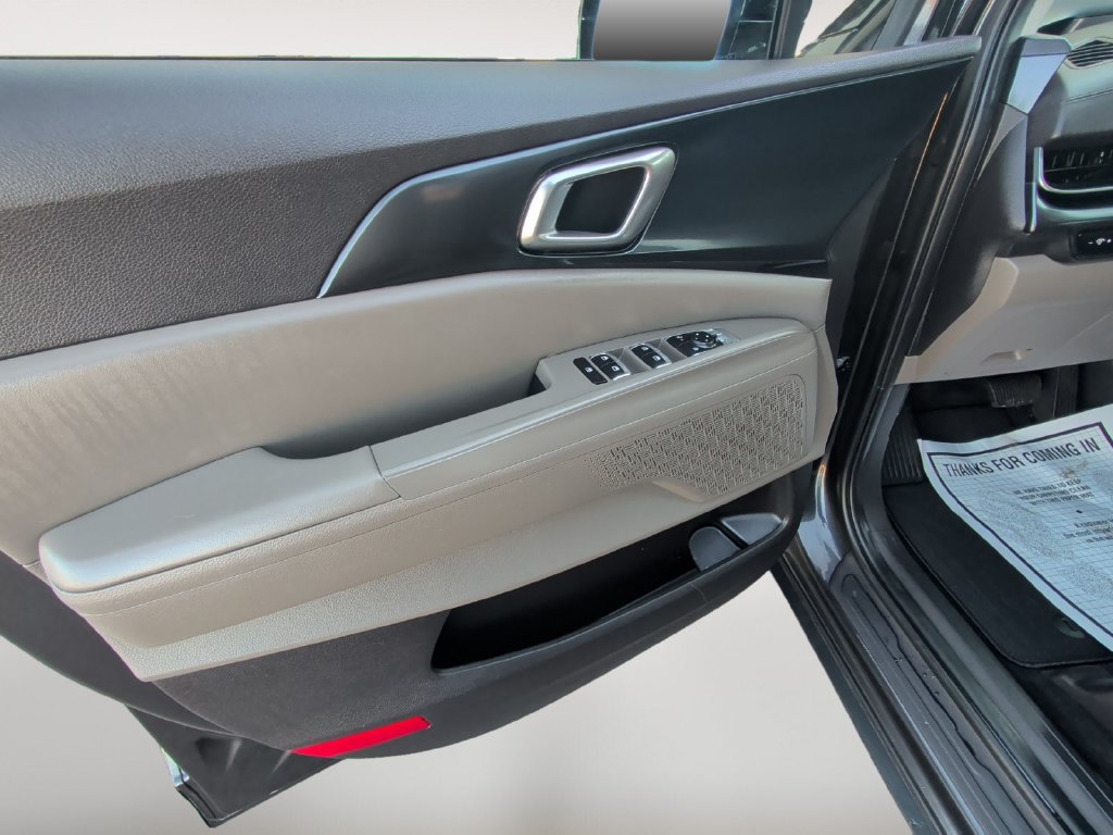 Used 2025 Kia Carnival FWD image 14