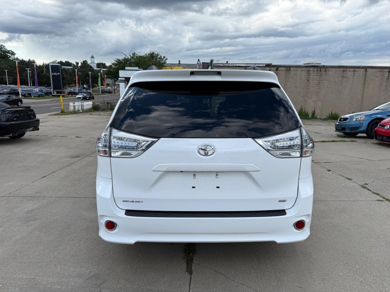 Used 2017 Toyota Sienna SE Premium image 16