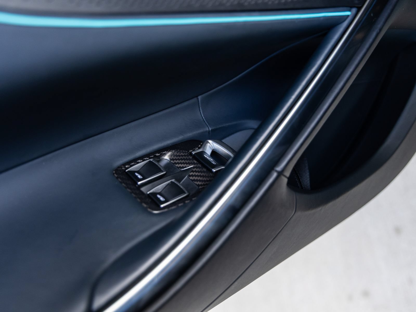 Used 2025 McLaren Artura Spider RWD image 25
