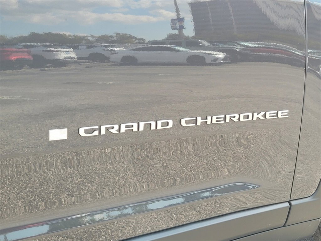 Used 2025 Jeep Grand Cherokee Laredo X w/ Luxury Tech Group I image 13