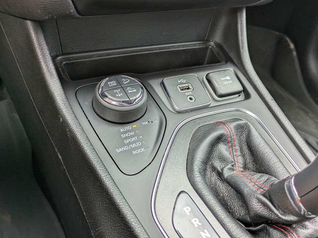 Used 2019 Jeep Cherokee Trailhawk AWD/4WD image 23