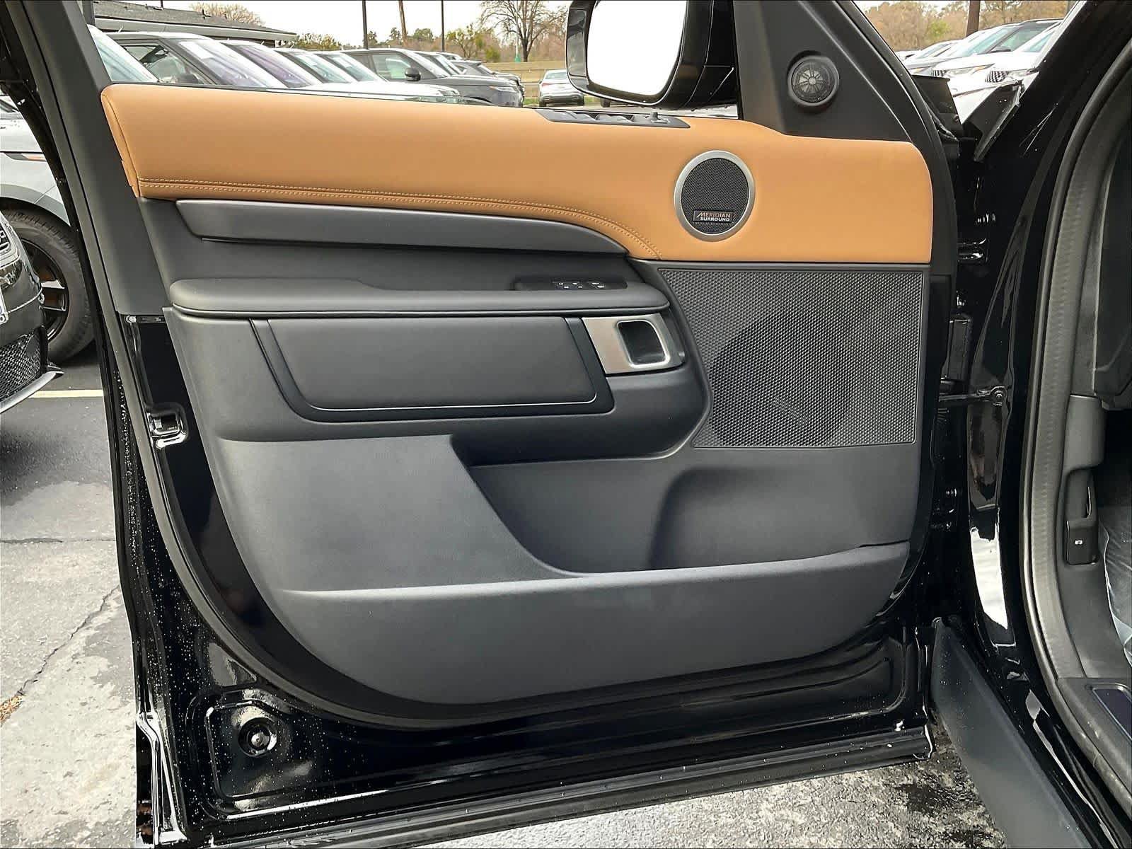 New 2025 Land Rover Discovery Metropolitan Edition AWD/4WD image 24