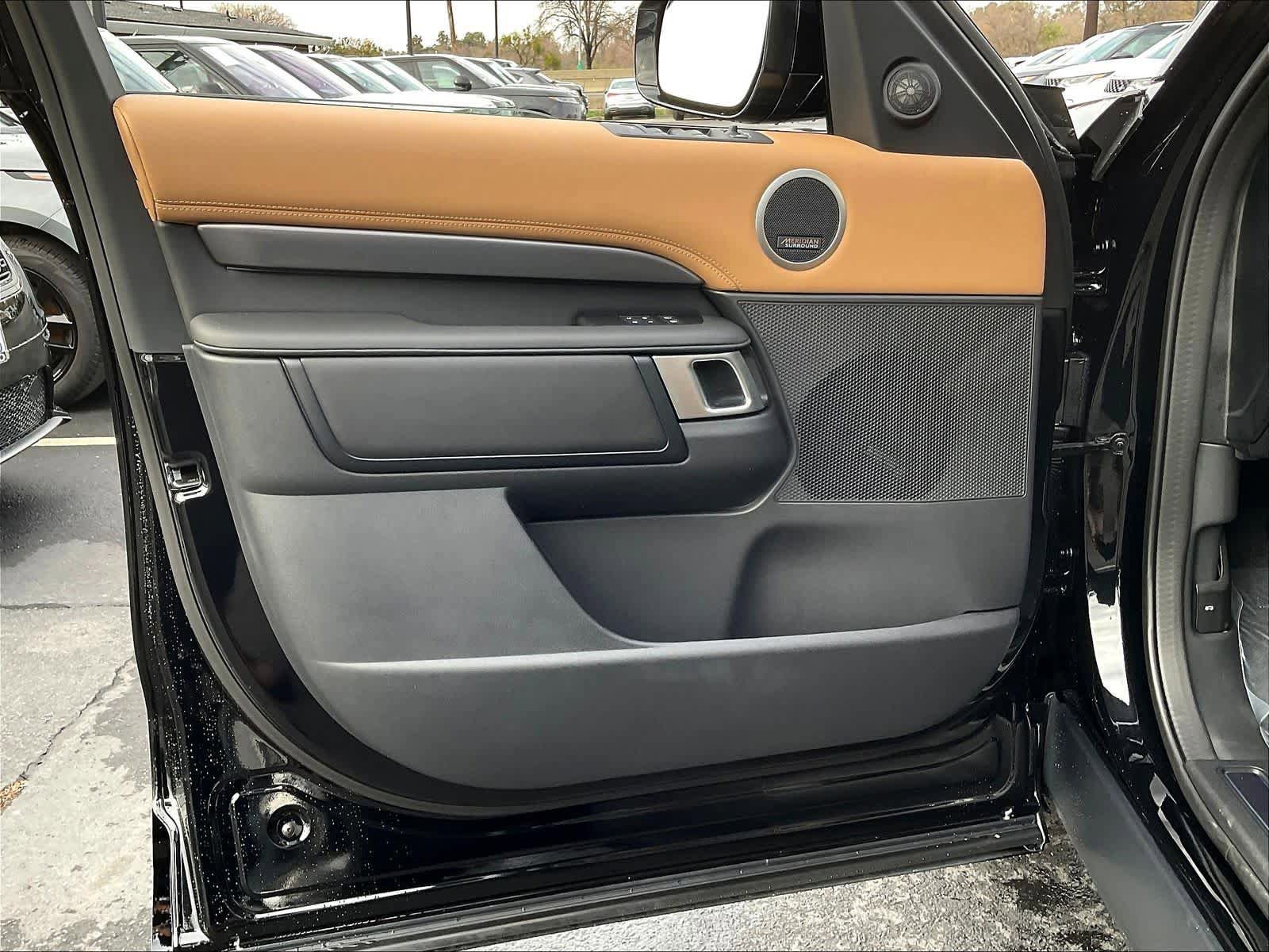 New 2025 Land Rover Discovery Metropolitan Edition AWD/4WD image 24