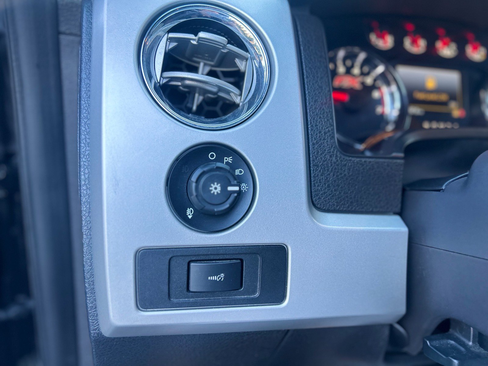 Used 2014 Ford F150 FX4 w/ Equipment Group 402A Luxury AWD/4WD image 26