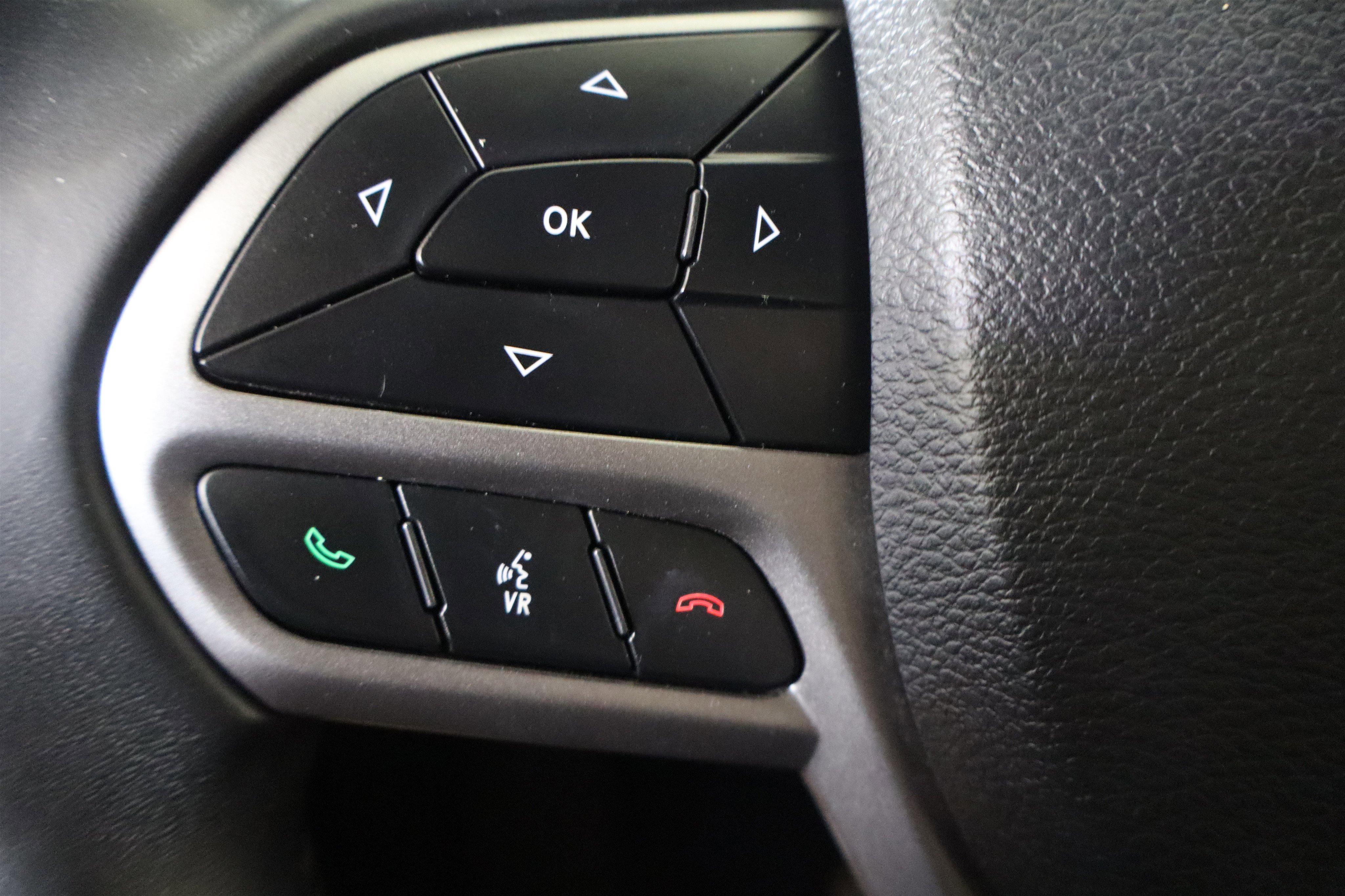 Used 2019 Jeep Cherokee Latitude Plus w/ Comfort/Convenience Group image 30