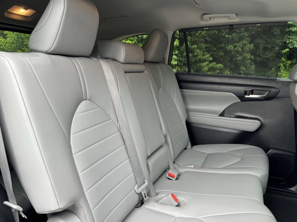 Used 2022 Toyota Highlander XLE image 18
